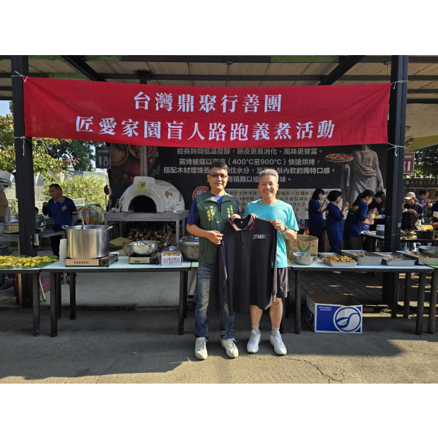  鼎聚捐贈衣服 _匠愛家園孔牧師.jpg