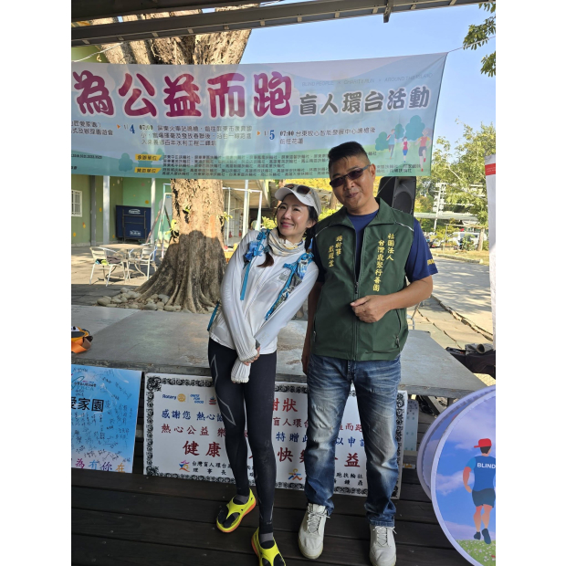  鼎聚捐贈衣服 _匠愛家園孔牧師.jpg